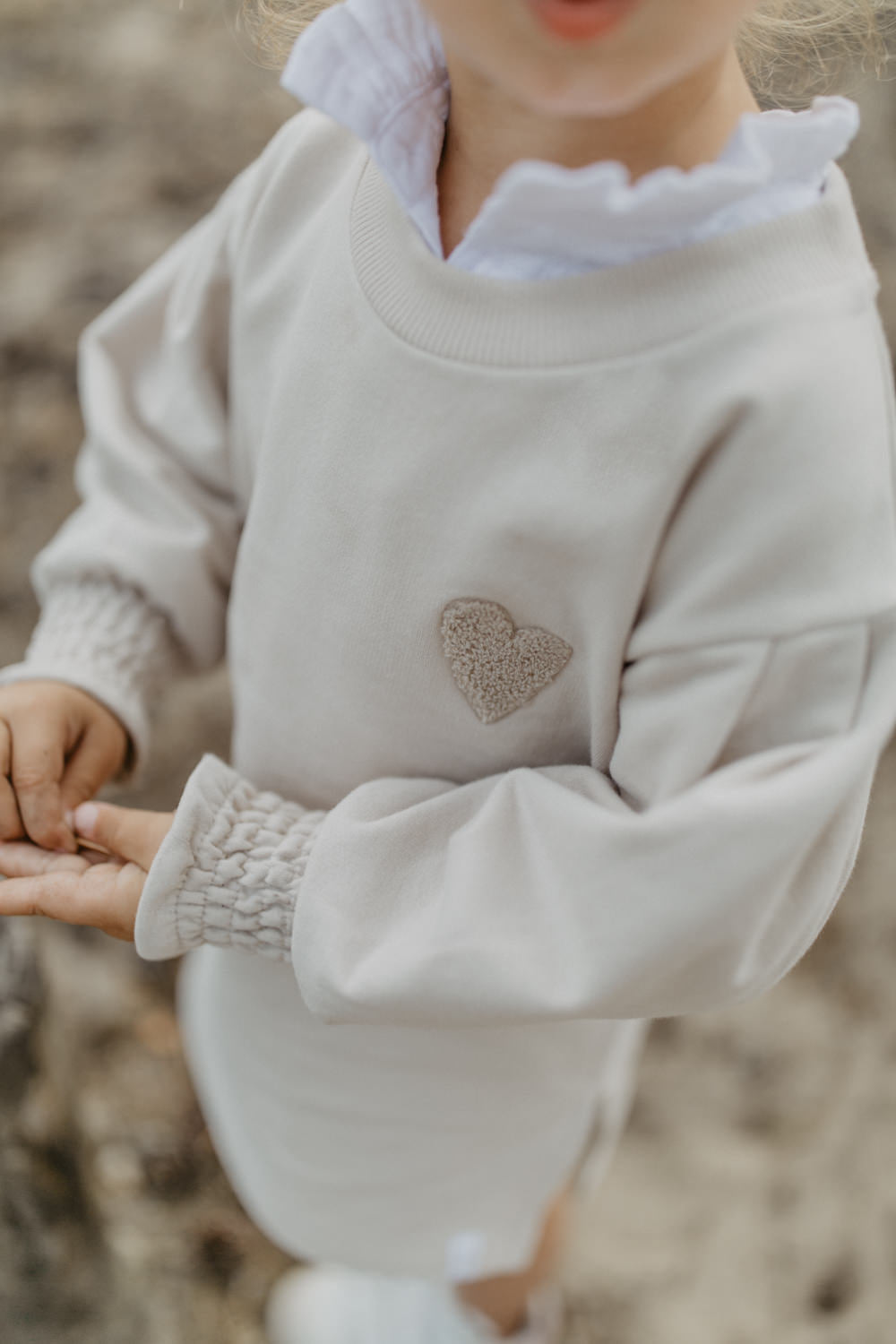 Sweatkleid mit Rüschen 'Powder Gray' - The Little One • Family.Concept.Store.