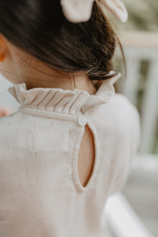 Pointelle Top mit Rüschenstehkragen 'Beige'