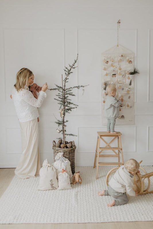 Adventskalender mit gestickten Illustrationen