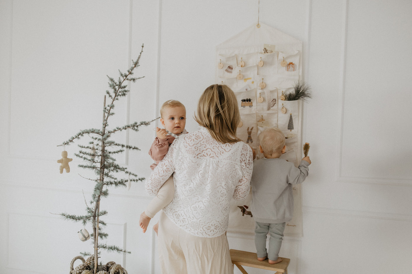Adventskalender mit gestickten Illustrationen