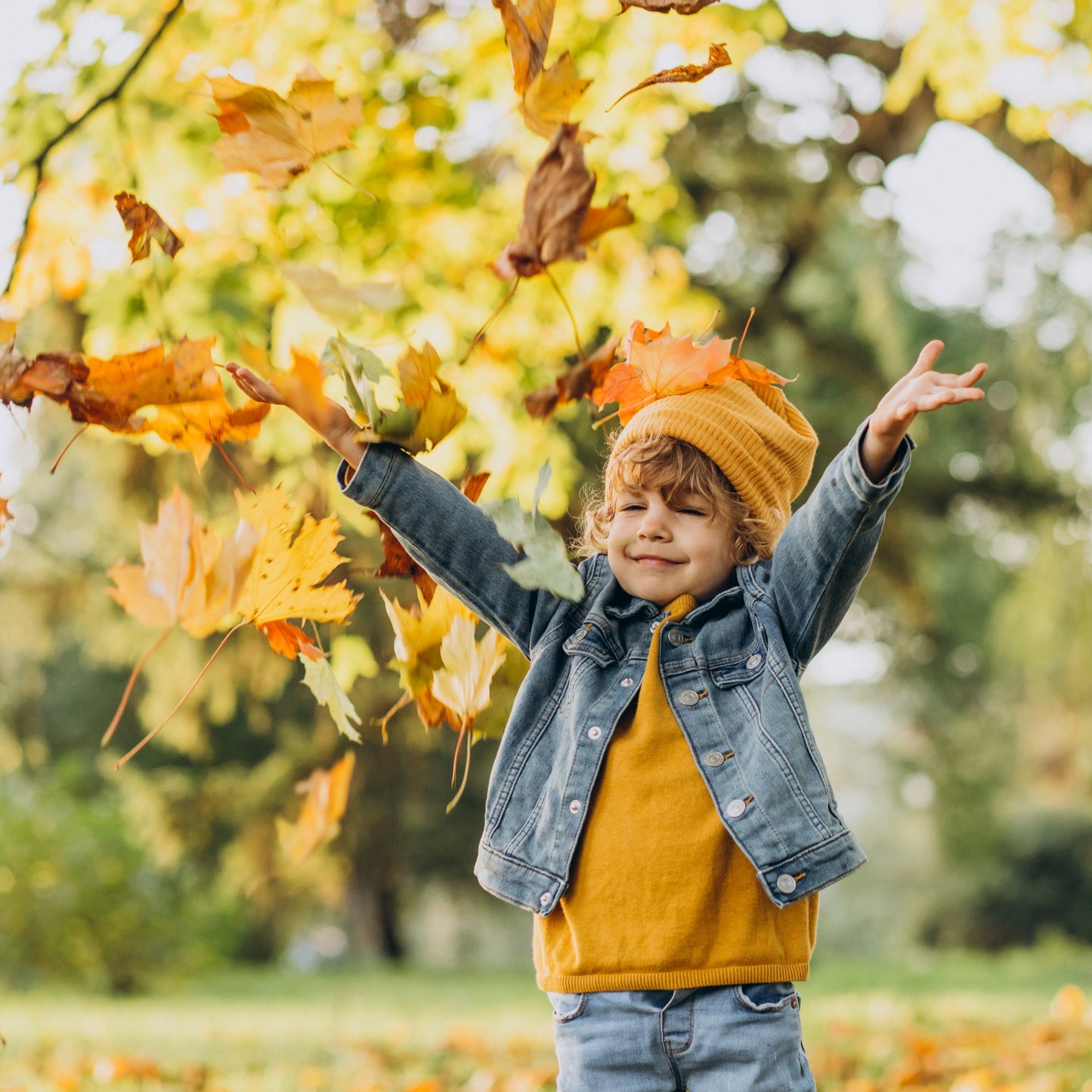 <a href="https://de.freepik.com/fotos-kostenlos/netter-junge-der-mit-blaettern-im-herbstpark-spielt_11601156.htm#query=herbst%20kinder&position=1&from_view=keyword&track=ais">Bild von senivpetro</a> auf Freepik