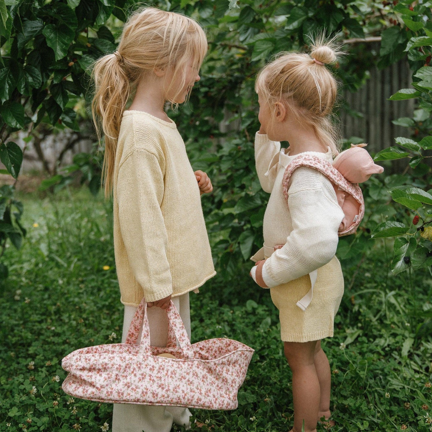 Puppentragetasche Dinkum Doll Carry Cot 'Meadow' - The Little One • Family.Concept.Store.