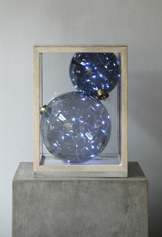 Weihnachtskugel M mit LED-Girlande 'Hellgrau' - The Little One • Family.Concept.Store.