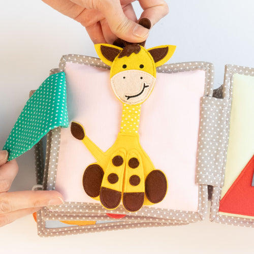 Quiet Book 'Schillernder Papagei'