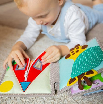 Quiet Book 'Schillernder Papagei'