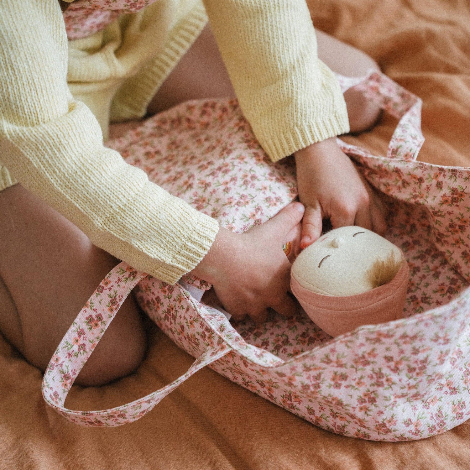 Puppentragetasche Dinkum Doll Carry Cot 'Meadow' - The Little One • Family.Concept.Store. 
